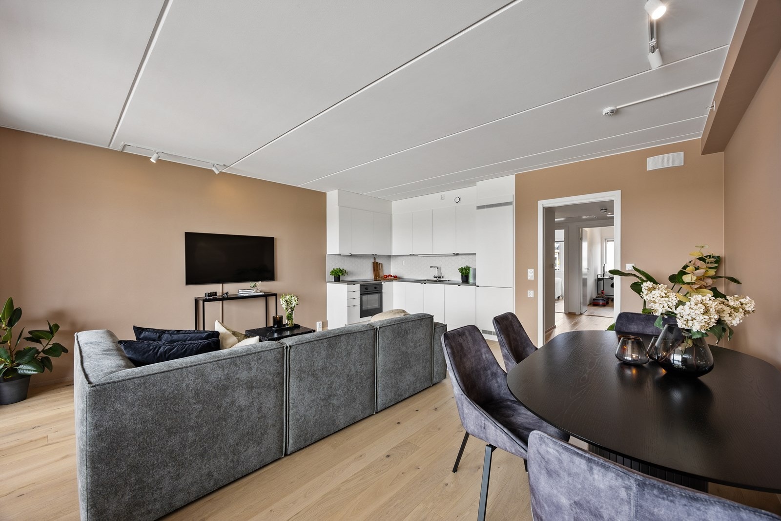 Stue-/kjøkkenløsningen legger godt til rette for et sosialt liv med venner og familie. Galleribilde