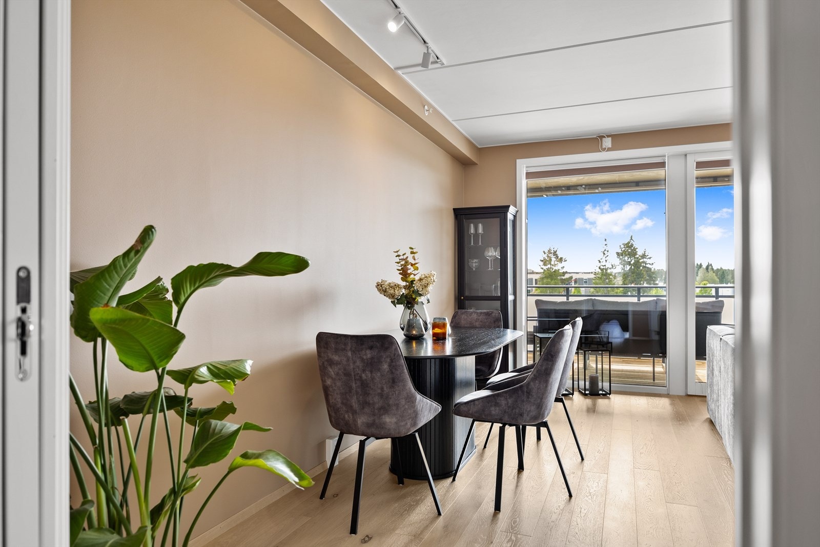 Fra entréen tas du gjennom skyvedøren inn mot den hyggelige og sosiale sonen. Galleribilde