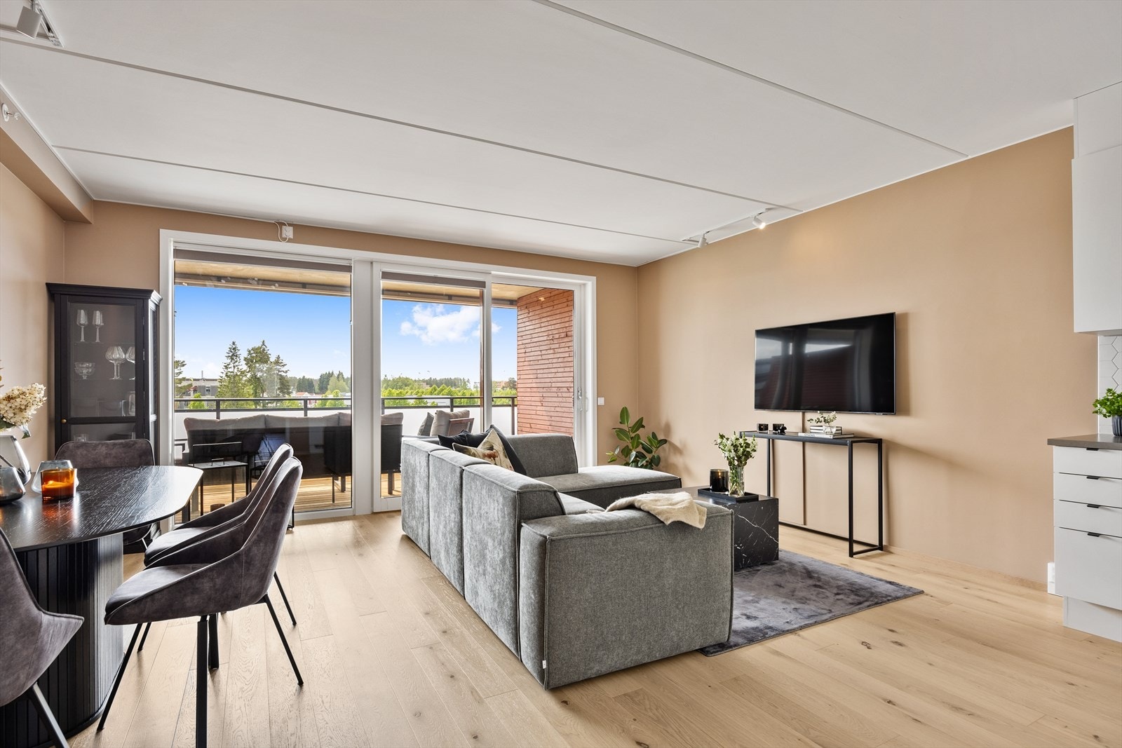 I stuen er det plass til både sofagruppe og spisebord. Det er montert velplassert belysning i himlingen. Fra stuen er det utgang til balkongen. Galleribilde
