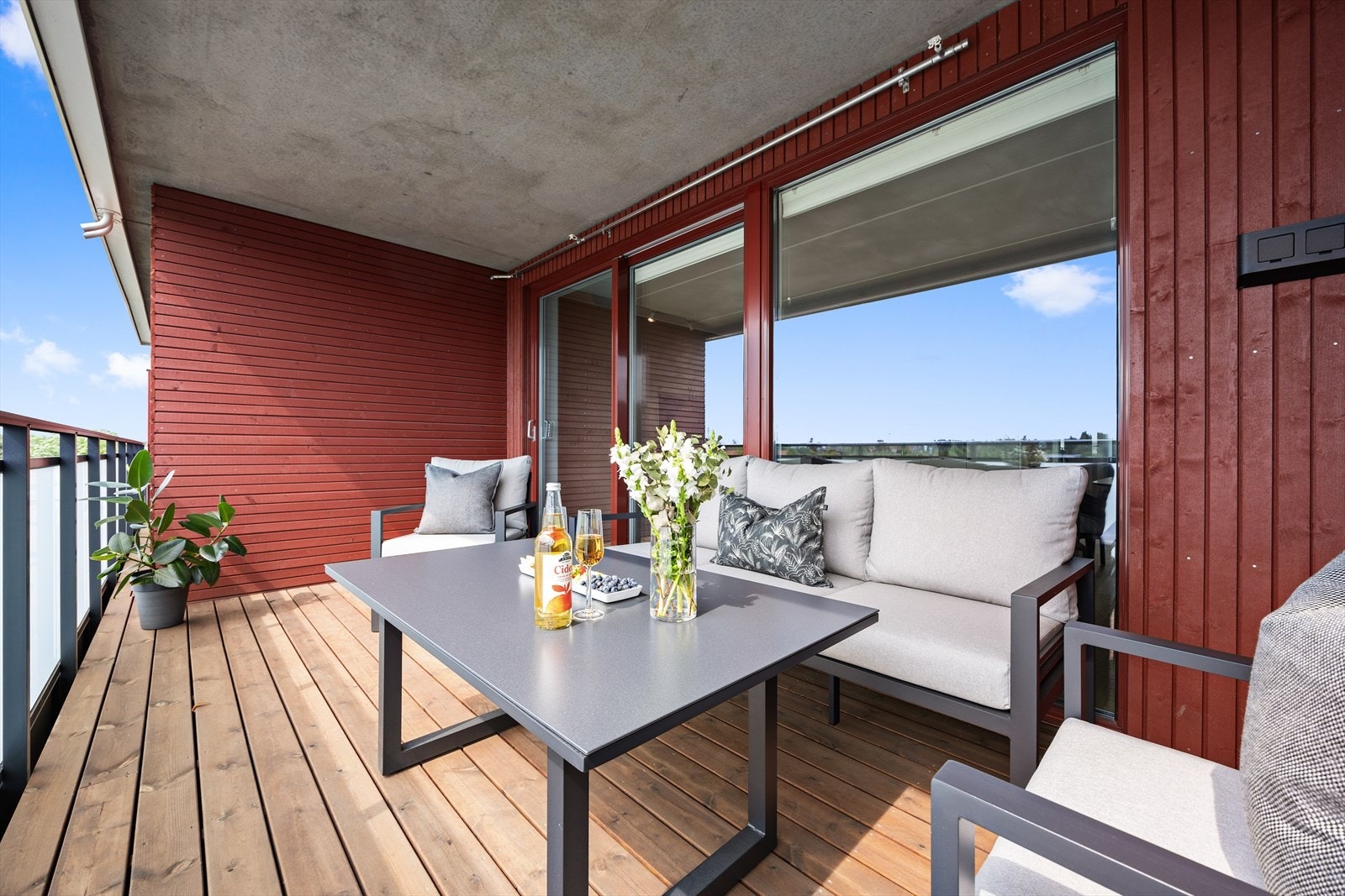Den romslige balkongen gir godt med plass til flere gode sittegrupper. Galleribilde