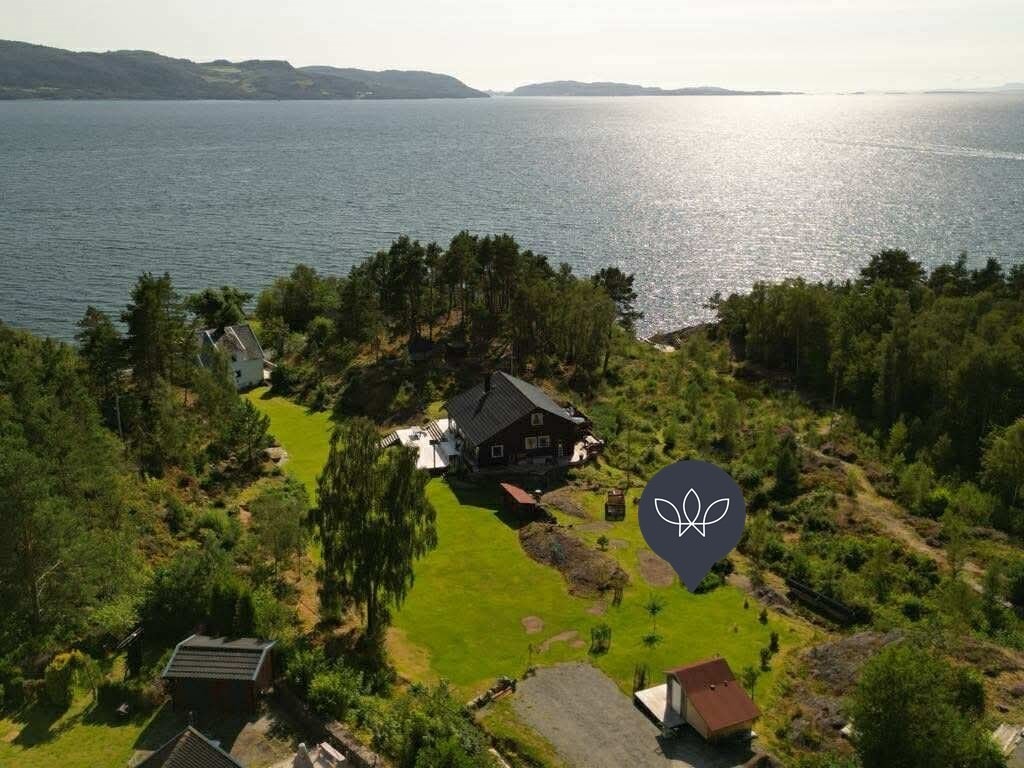 Tomta ligger 100 meter fra sjøen med utsikt og gode solforhold. Galleribilde