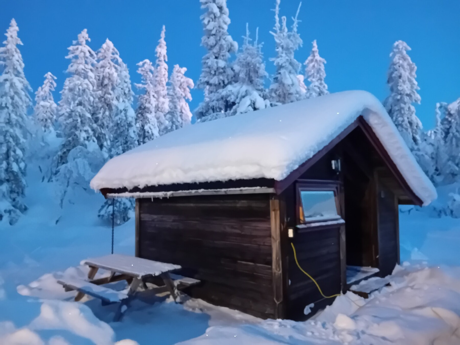 Uthus med platting og bod Galleribilde