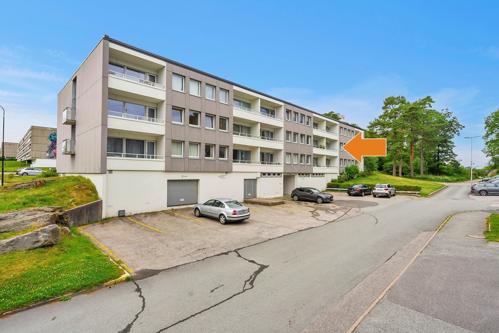 Det er rikelig med parkeringsplasser på borettslagets tomt, og man kan få tildelt egen merket plass mot en økning i felleskostnadene på kr. 60,- /mnd. Galleribilde