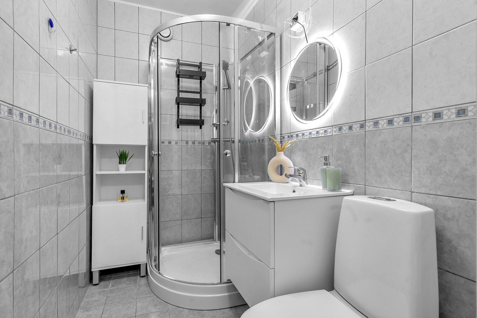 Badet er frisket opp med nytt dusjkabinett, servant, oppbevaringsskap og speil de siste årene Galleribilde