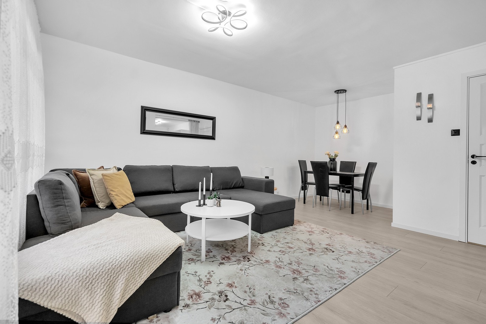 En lys og romslig stue med naturlige soner for spisestue og salong Galleribilde