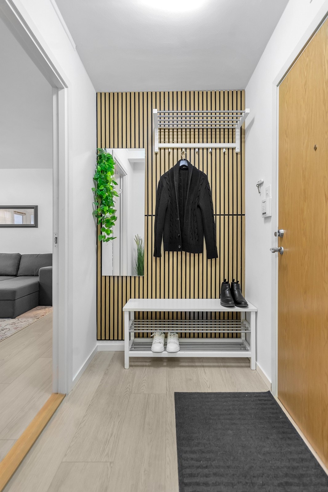 Det er også opplegg til vaskemaskin i entré, like ved døren til badet Galleribilde