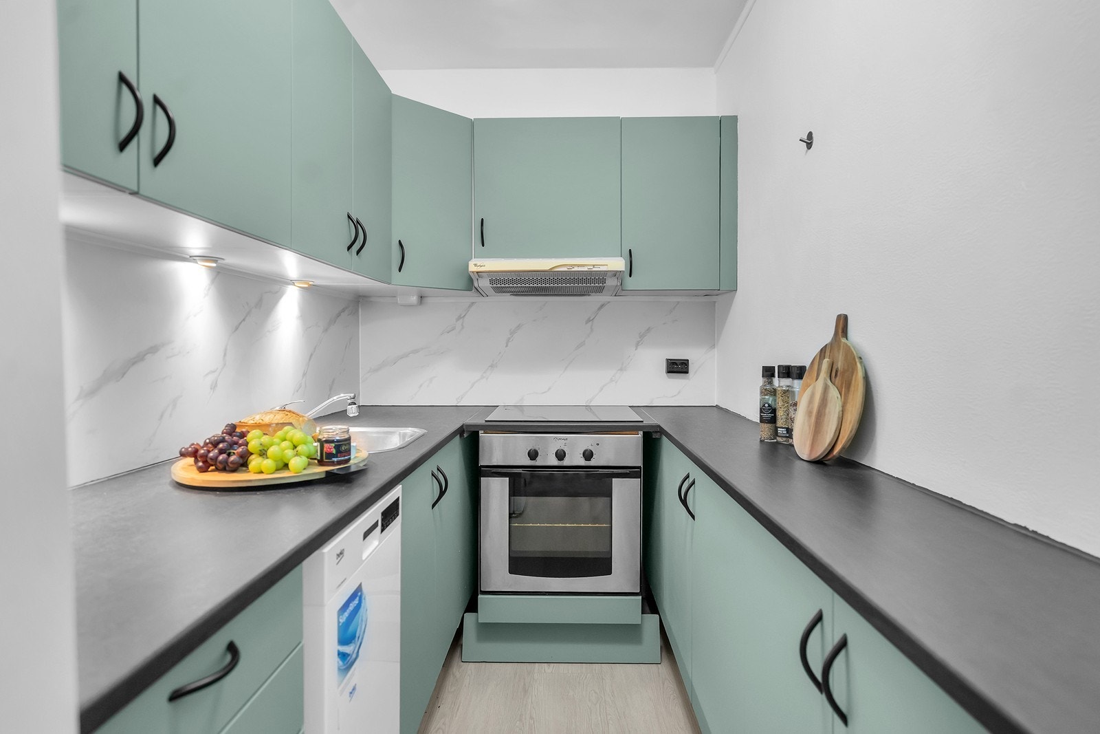 Kjøkkenet har også innredning på høyre side som gir ekstra skap- og benkeplass Galleribilde