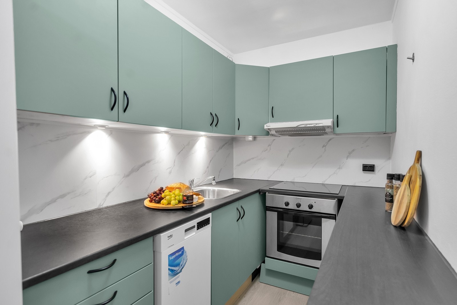 Leiligheten har et pent kjøkken, frisket opp i 2026 med ny benkeplate, skvettplate, nymalte fronter og nye håndtak Galleribilde