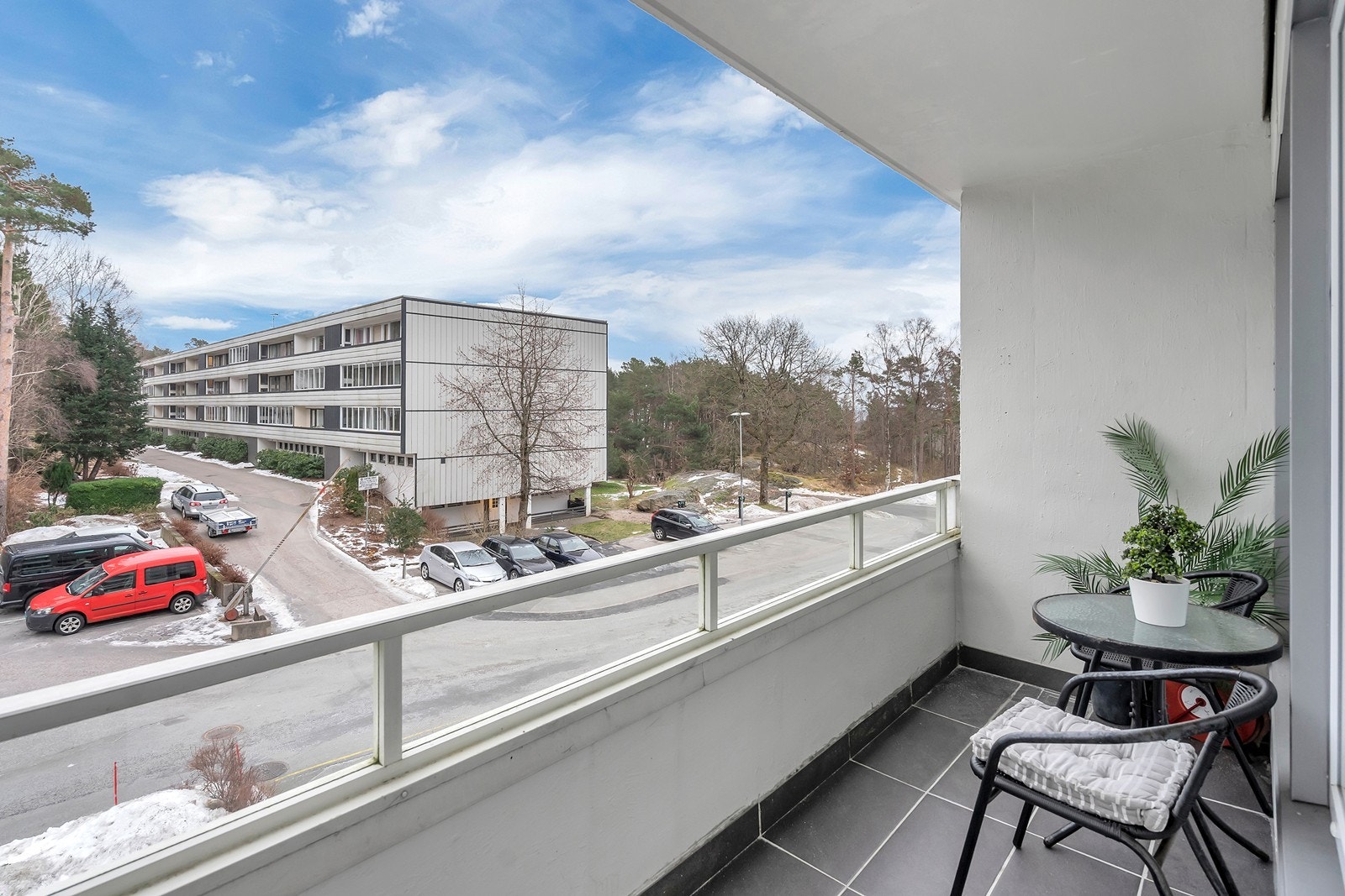 Fra stuen er det utgang til den hyggelige balkongen Galleribilde