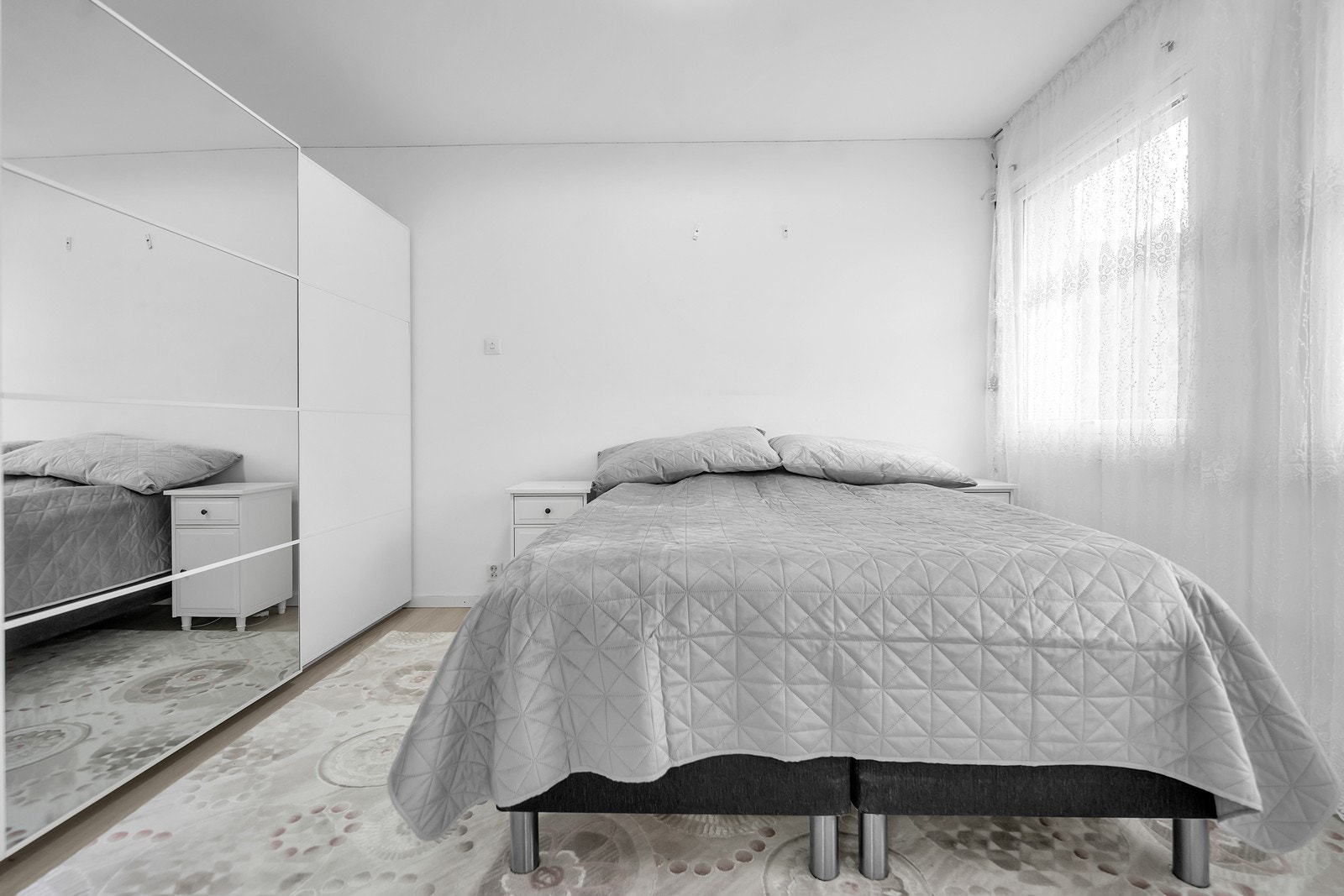 Stort soverom med god plass til dobbeltseng og oppbevaringsmøbler Galleribilde