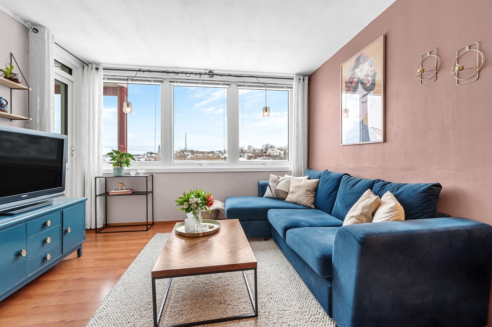 Store vindusflater gir rommet rikelig med naturlig lys Galleribilde
