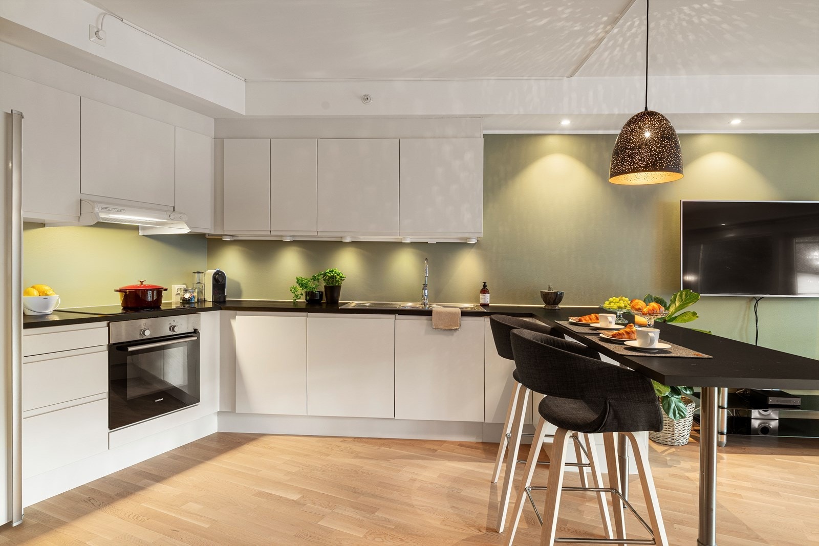 Lyst og moderne kjøkken med barløsning Galleribilde