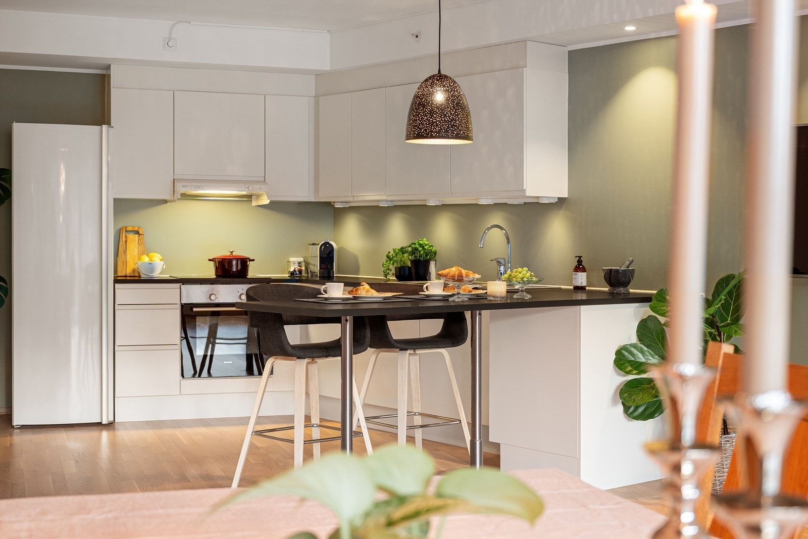 Stilrent og pent kjøkken med integrerte hvitevarer. Galleribilde