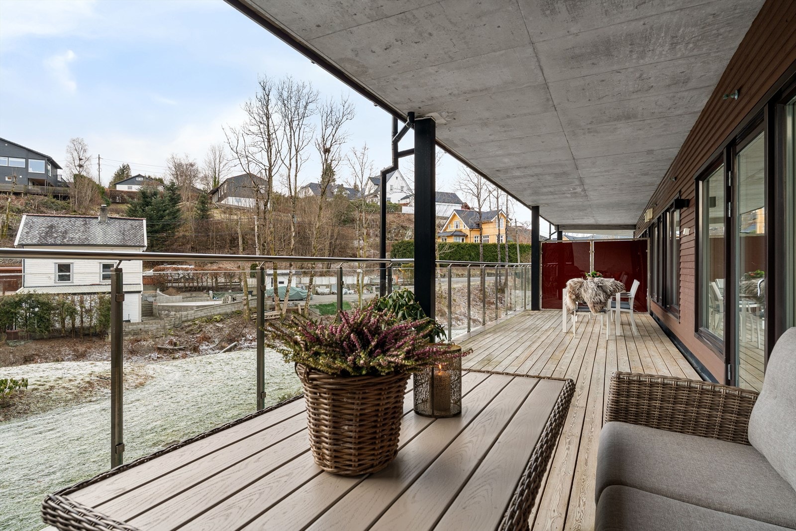 Fra altanen er det utsikt mot nærområdet Galleribilde