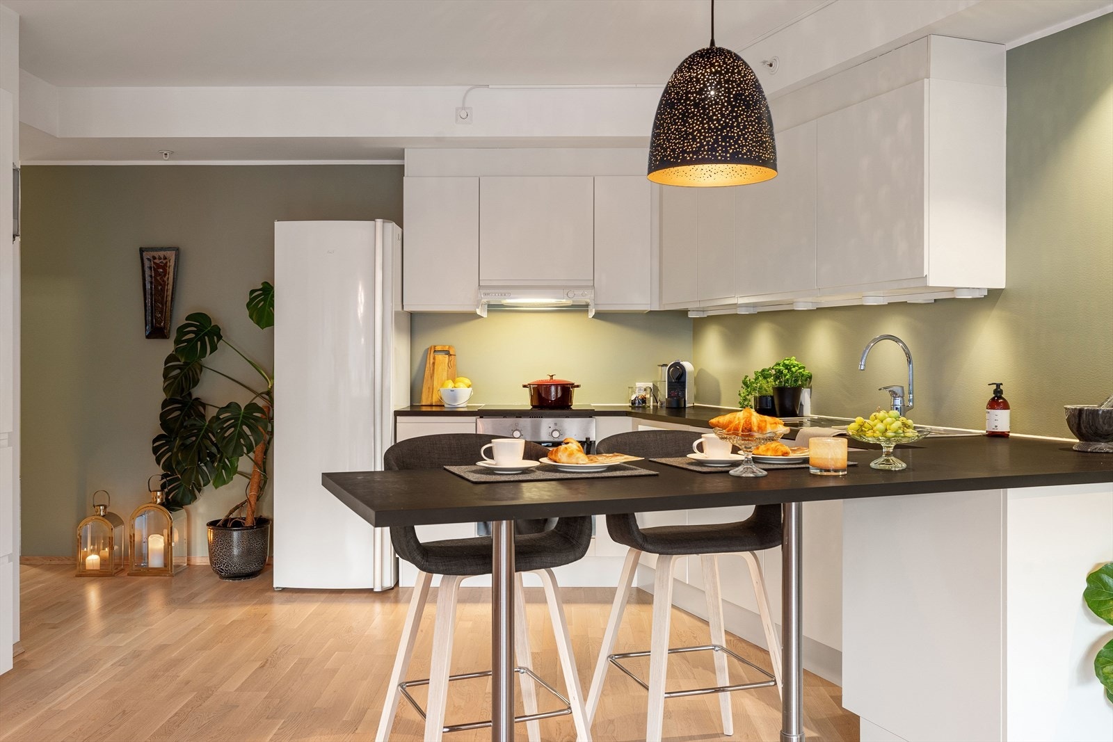 Kjøkkenet har lekker, mørk benkeplate. Galleribilde