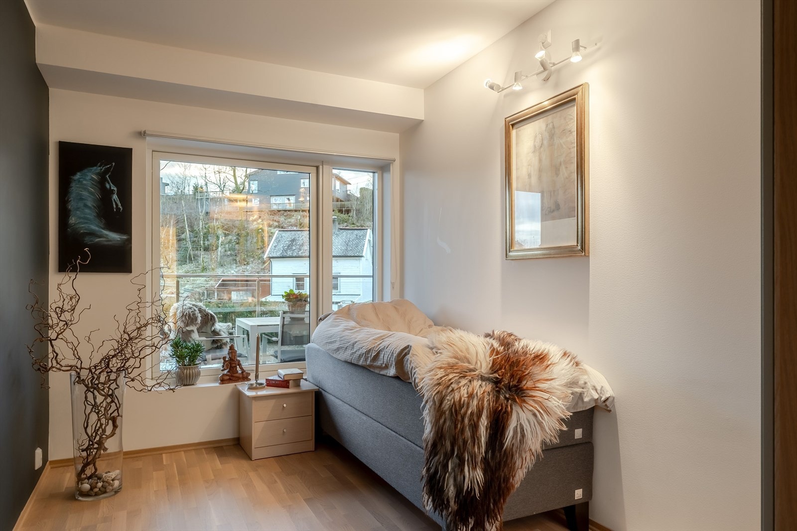 Soverommene er lyse og har godt med lysinnslipp gjennom de store vinduene Galleribilde