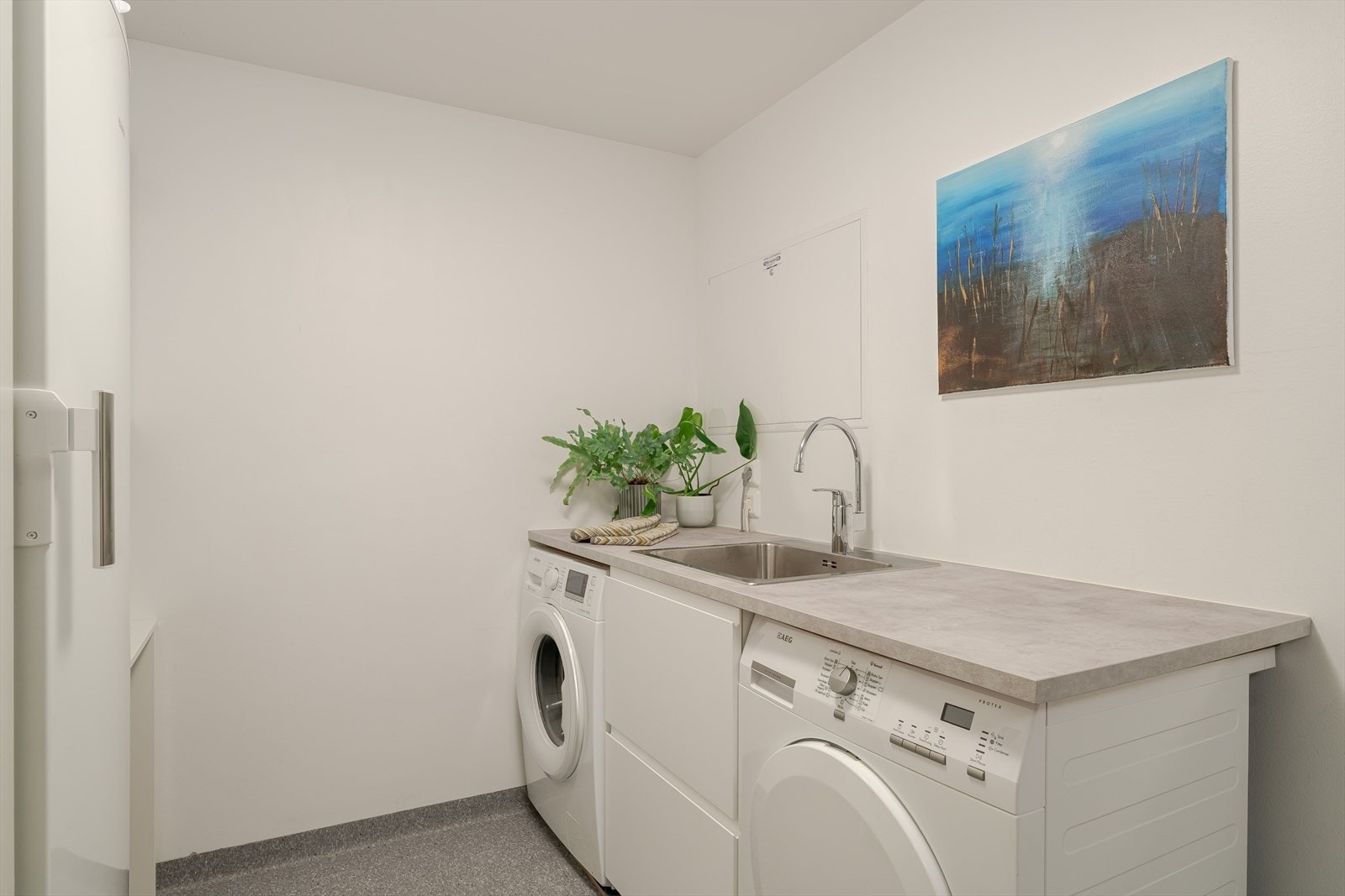 Praktisk og pent vaskerom Galleribilde