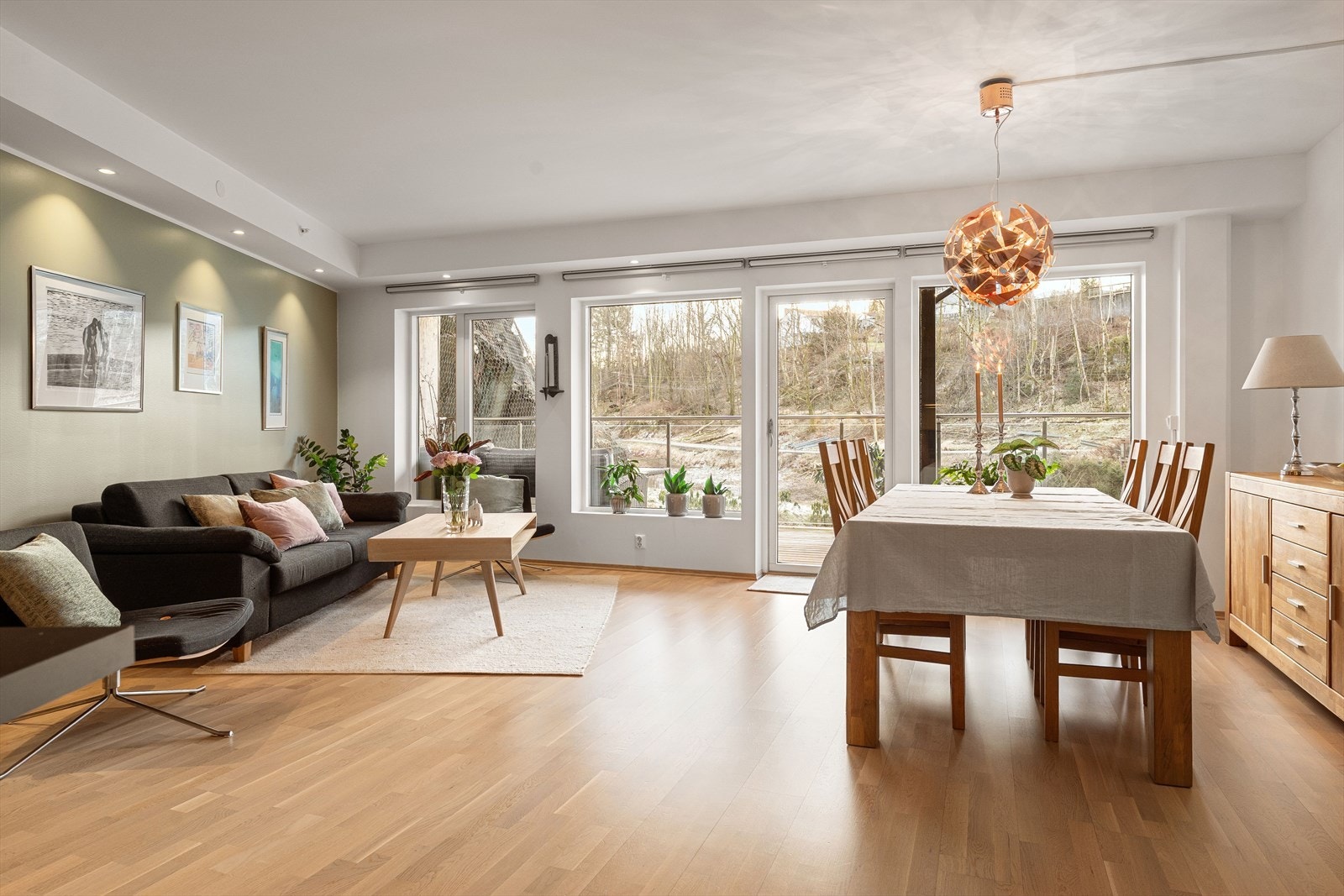 Fra stuen er det utgang til en stor og solrik altan Galleribilde