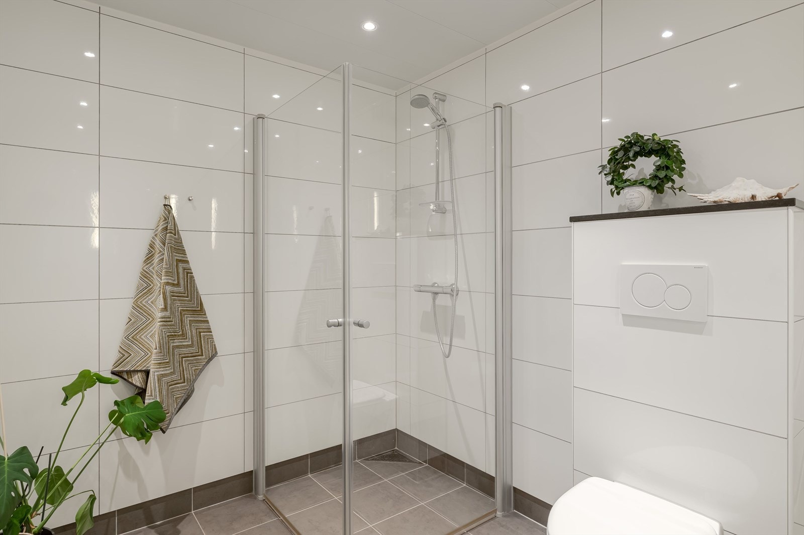 Begge badene er lyse og moderne innredet Galleribilde