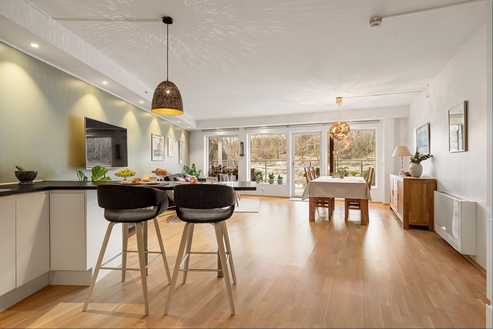 De mange og store vindusflatene gir gode lysforhold i rommet Galleribilde