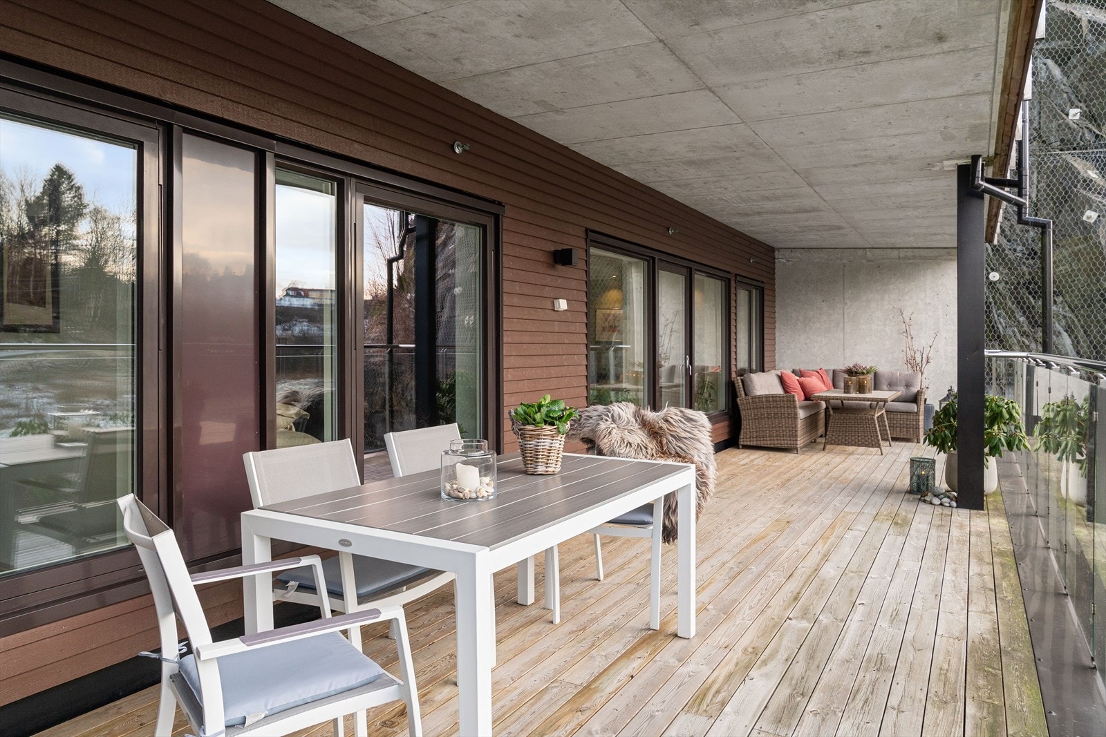 Den store altanen har plass til flere sittegrupper Galleribilde