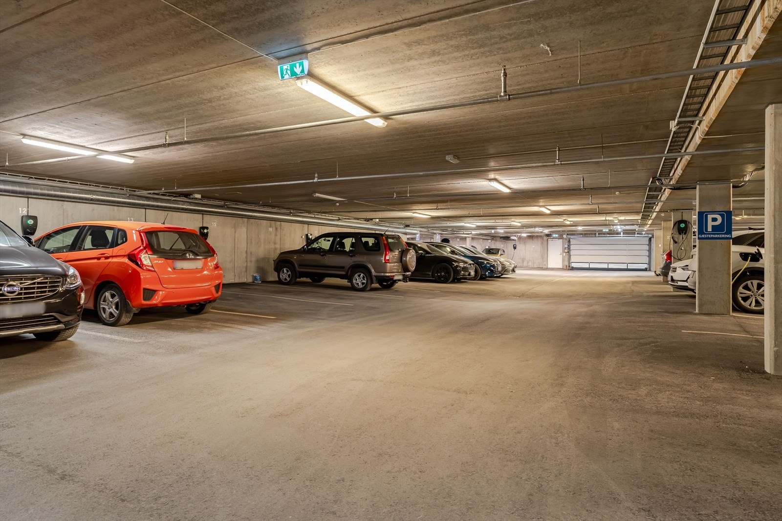 Felles garasjeanlegg. Med leiligheten følger en fast parkeringsplass med el-billader. Galleribilde