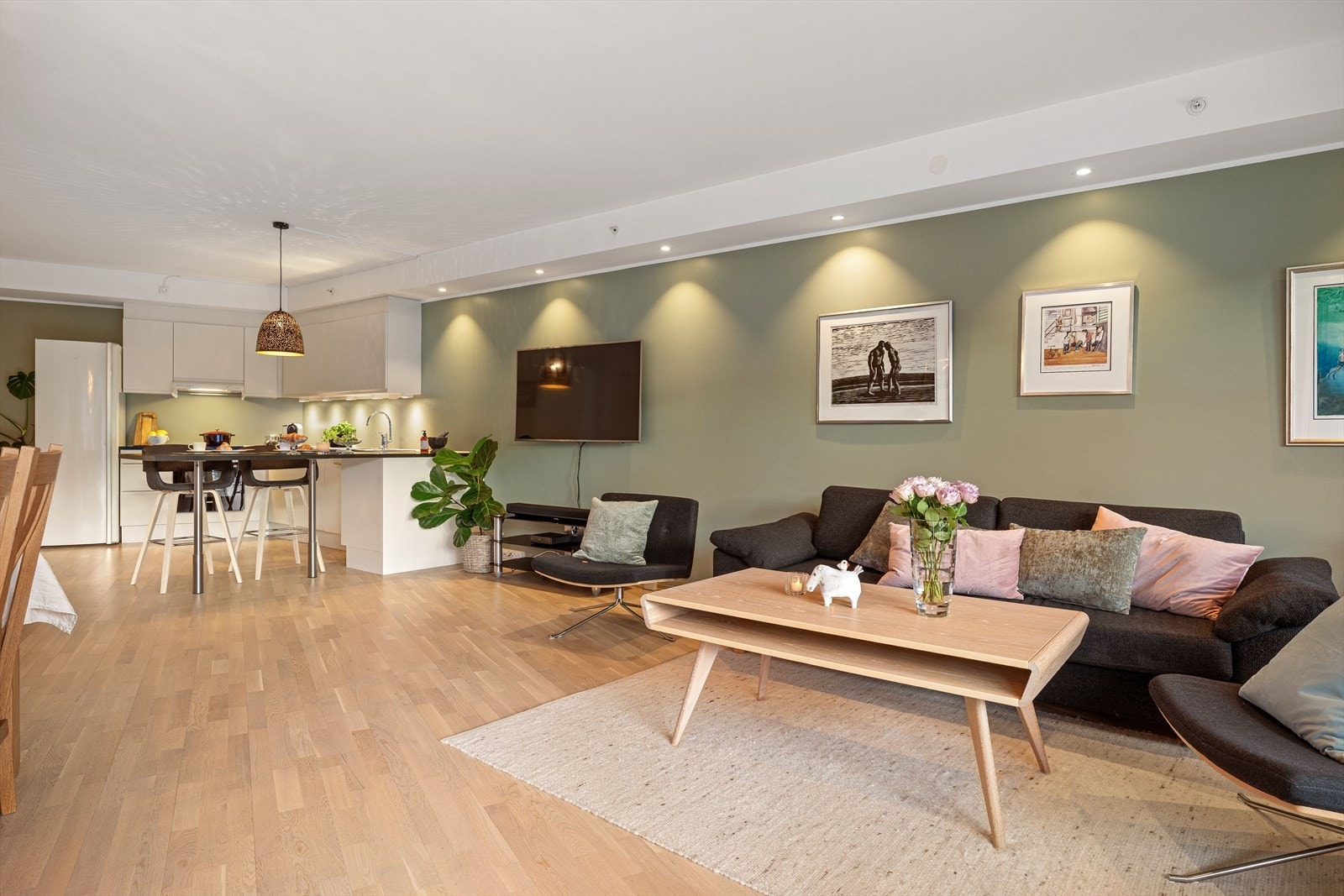 Stor stue med åpen løsning mot kjøkkenet. Galleribilde