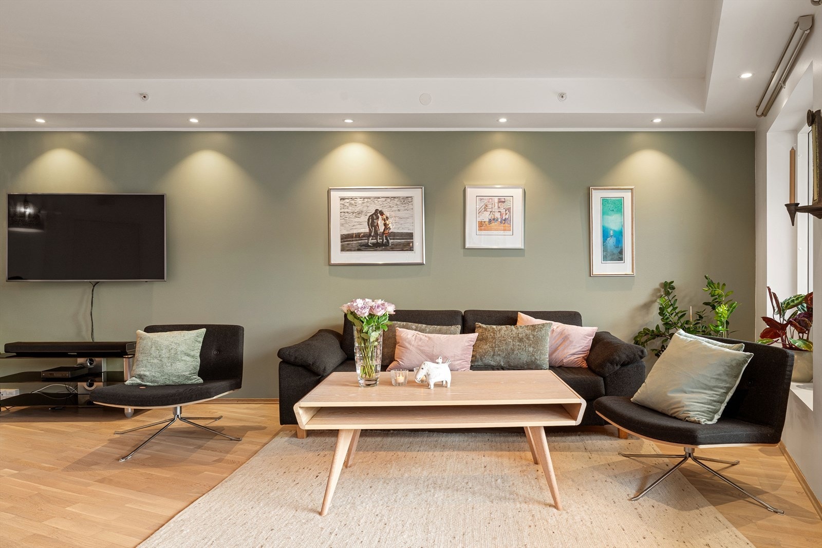 Leiligheten er av god størrelse med moderne og tidløse fargevalg og parkett på gulv Galleribilde