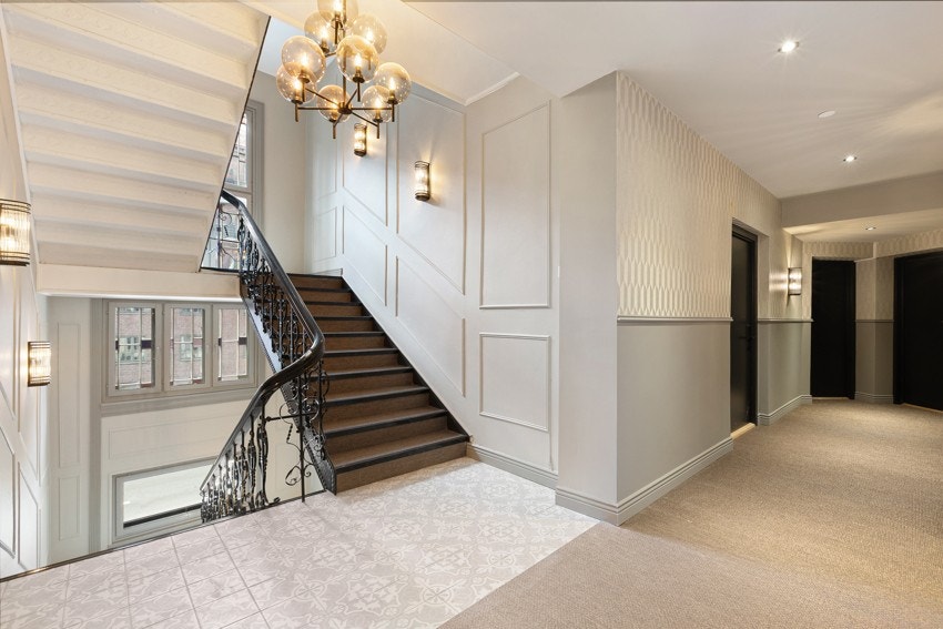 Her er det ikke spart på detaljene, med flott tapet, brystningspanel og lysekroner Galleribilde