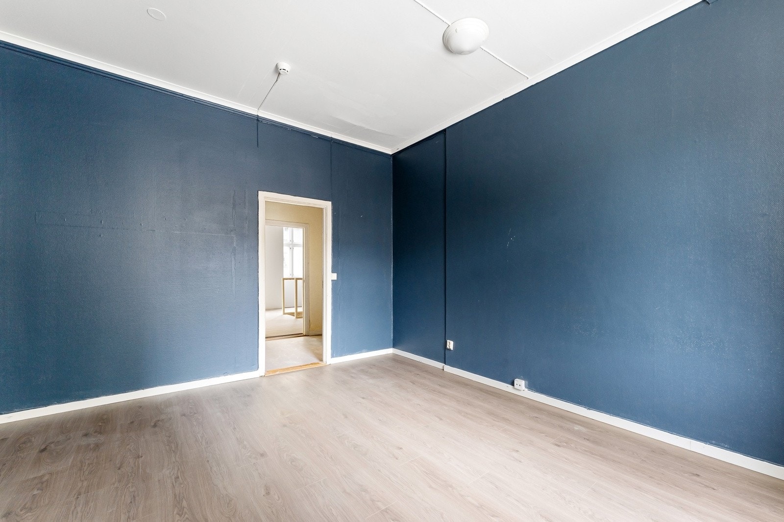 Her er det plass til både seng, nattbord og oppbevaringsmøblement Galleribilde