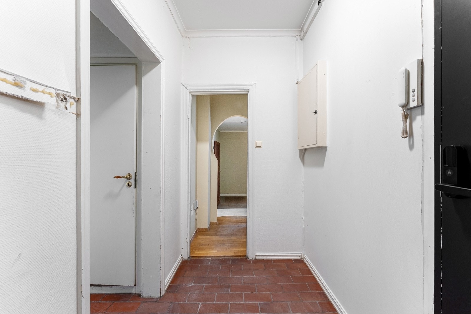 Entré i 1.etasje med plass for yttertøy og sko Galleribilde