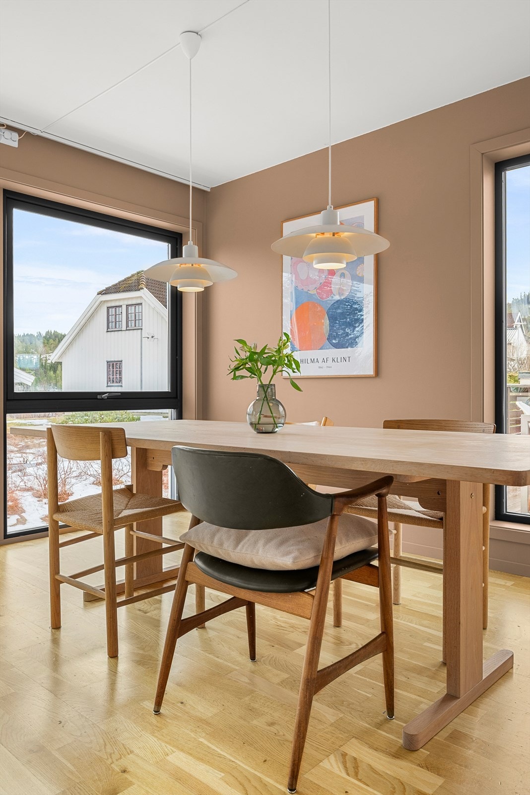 Flere av vinduene har montert plisse opp og ned - skjerming Galleribilde