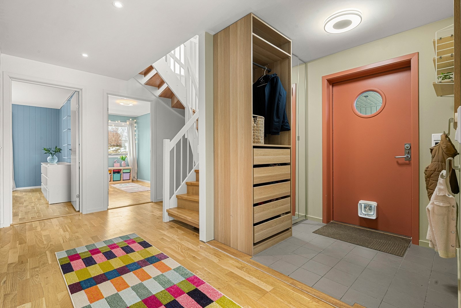 Entre: Flis på gulv og malt overflate på vegger. Malt overflate i himling. Gulvvarme i område med flis. Montert garderobeskap. Galleribilde