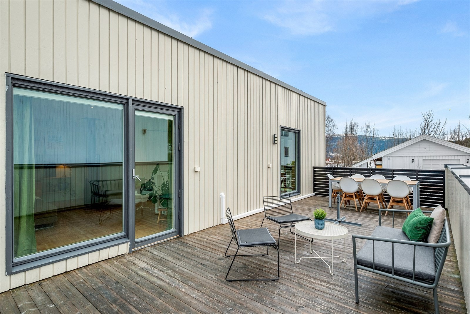 Romslig takterrasse på ca. 36m2 med gode solforhold Galleribilde