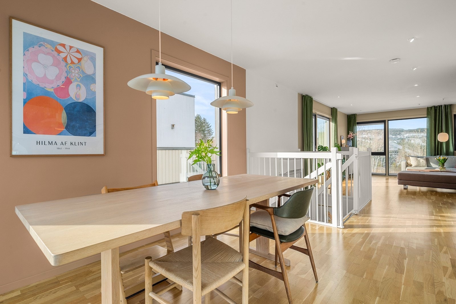 Totalt har boligen 3-4 soverom, to bad, eget teknisk rom, samt stue og kjøkken i åpen og luftig løsning. Galleribilde