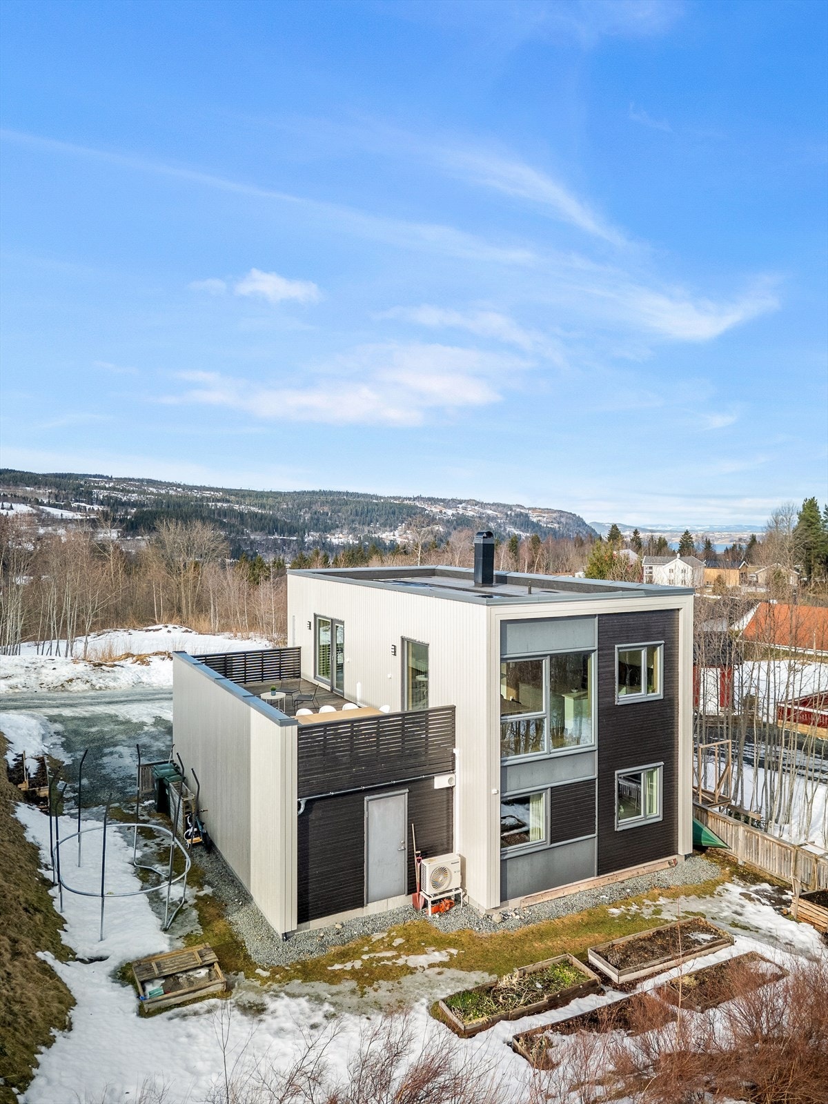 Boligen går over to etasjer og byr på en gjennomtenkt og praktisk planløsning. Galleribilde