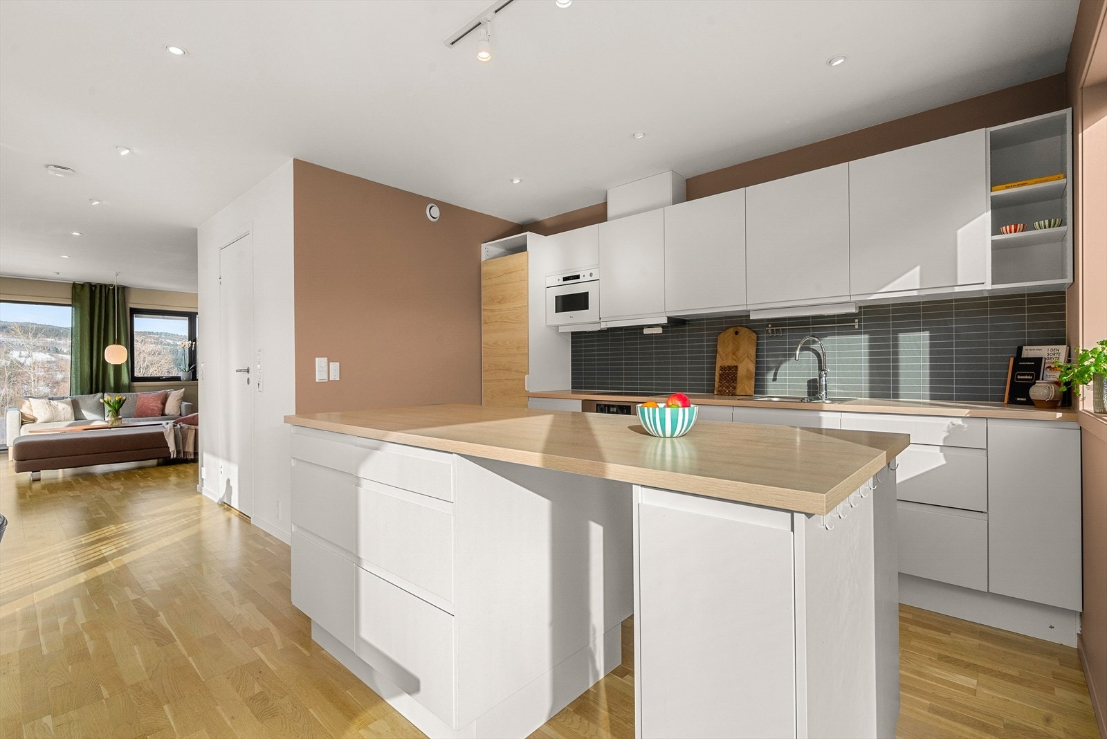 Bygningen er oppført på støpt plate på mark. Veggkonstruksjon er oppført i bindingsverk, utvendig kledd med liggende/ stående panel, samt innslag av fasadeplater. Taket er tilnærmet flatt tak, tekket med papp Galleribilde