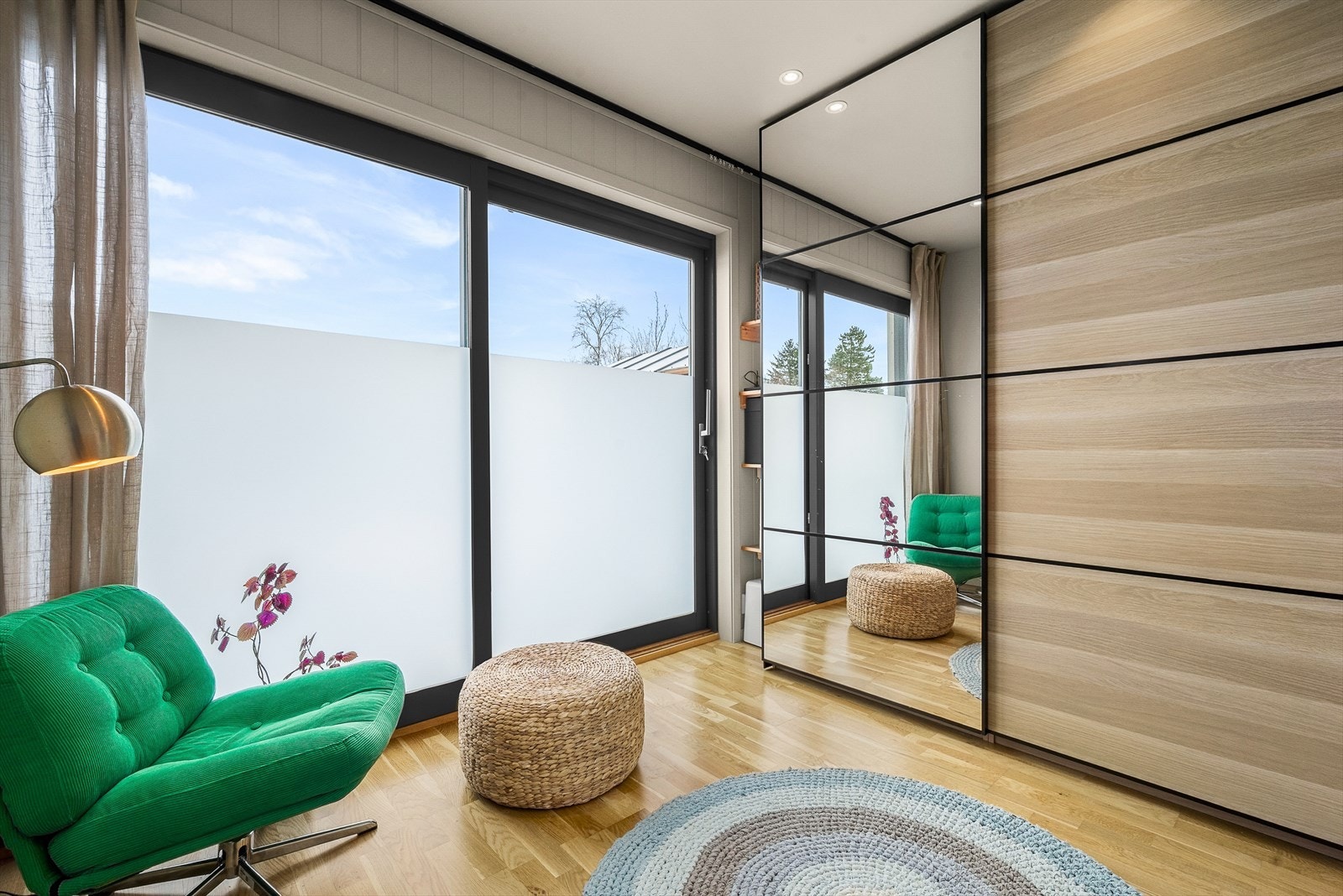 Soverom/tv-stue, med skyvedør ut og garderobeskap Galleribilde