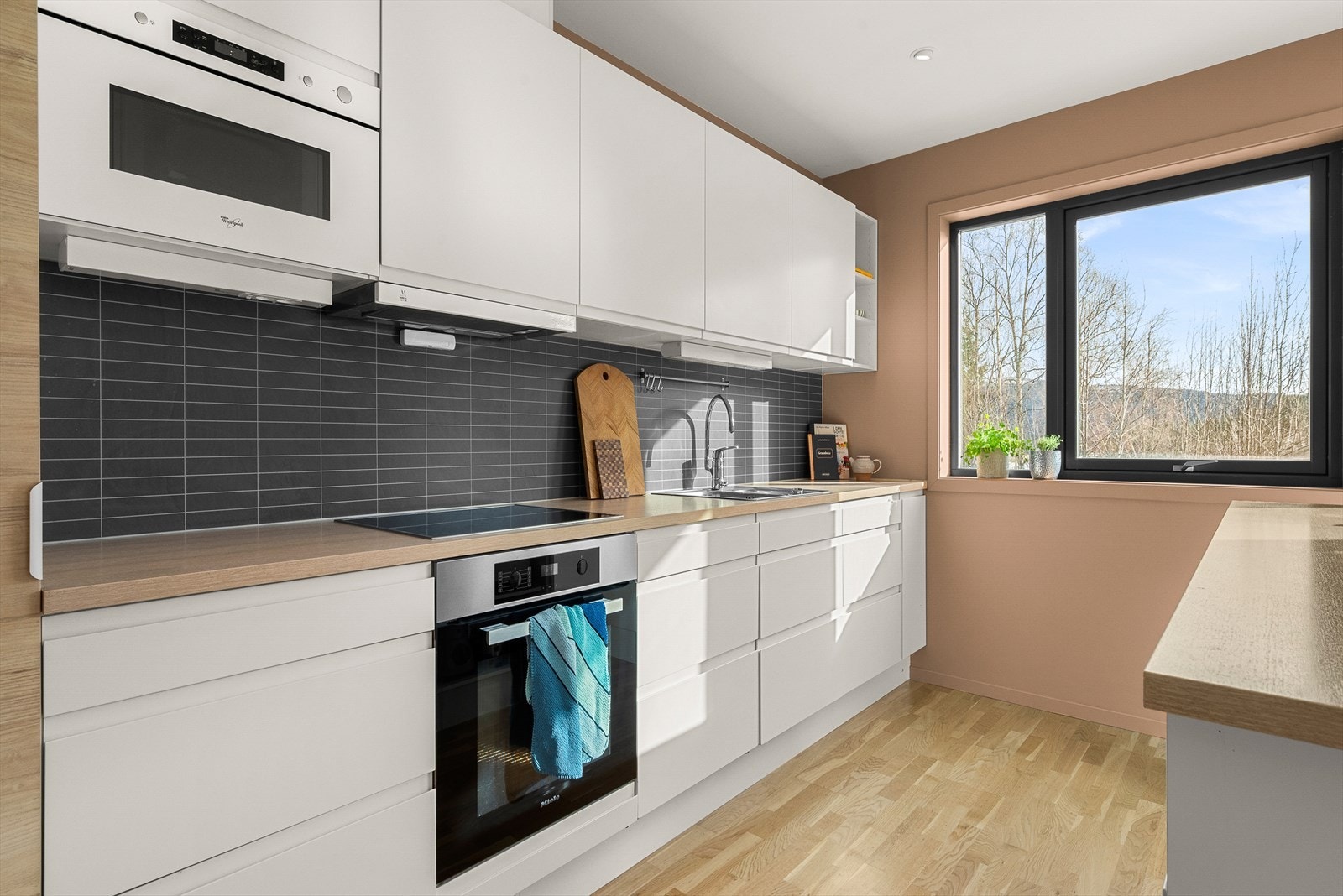 Det er integrert kjøleskap, stekovn, platetopp, oppvaskmaskin og mikroovn. Galleribilde