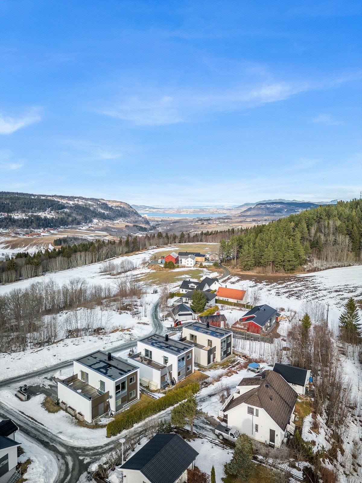 Dagligvare og servicetilbud er lett tilgjengelig. I Melhus sentrum ligger Melhustorget med et variert utvalg av butikker, samt Rema 1000 og Coop Extra. Trondheim sentrum er også enkelt tilgjengelig via både buss, tog og bil. Galleribilde