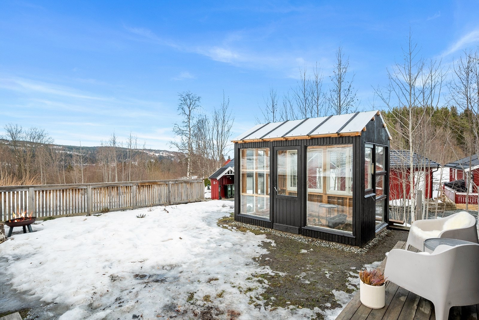 I området finnes flere flotte områder i skogen, som er naturlig lekeplass for barna. Galleribilde