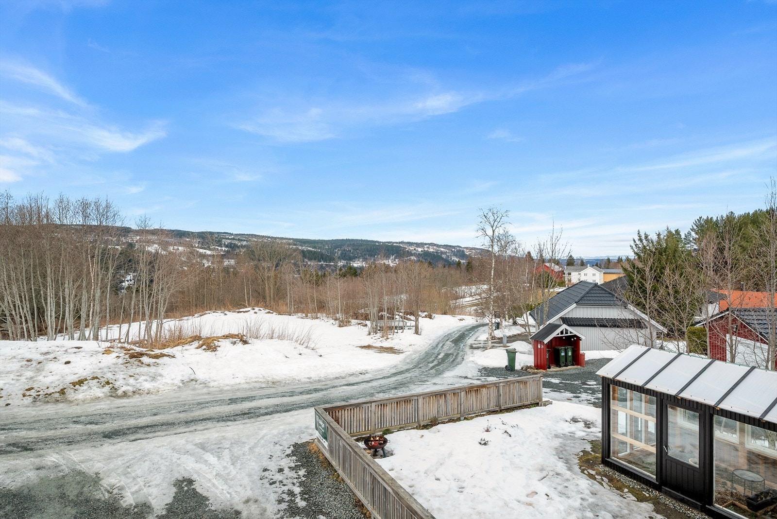 Ungdomstrinn og videregående opplæring er også godt ivaretatt, med Gimse ungdomsskole og Melhus videregående skole ca. 4,1-4,3 km unna. Galleribilde
