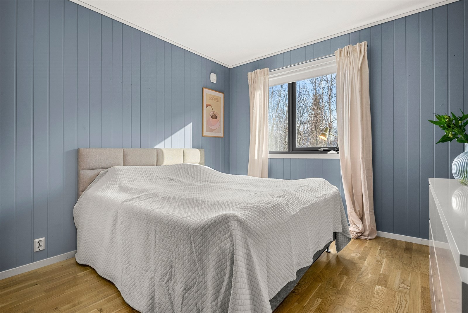 Soverommene har parkett på gulv og panelplater på vegger. Malt overflate i himling. Galleribilde