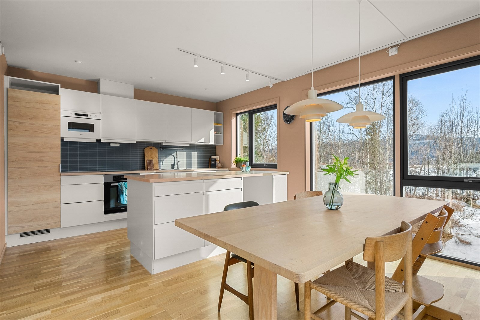 Planløsningen sikrer godt med gjennomlys med store vindusflater mot øst, sør og vest. Galleribilde