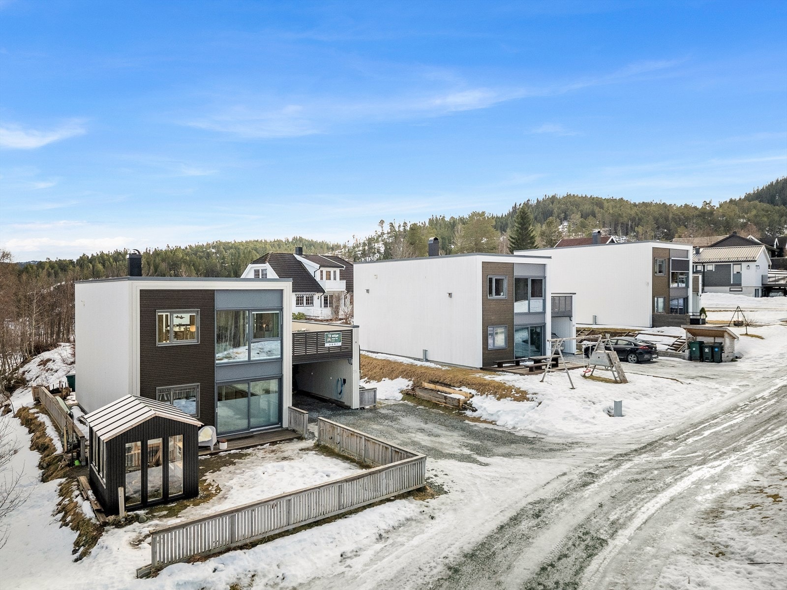 Boligen ligger i landlige og rolige omgivelser i et lite boligfelt, med kort avstand til skole, idrettsanlegg og barnehager. Galleribilde