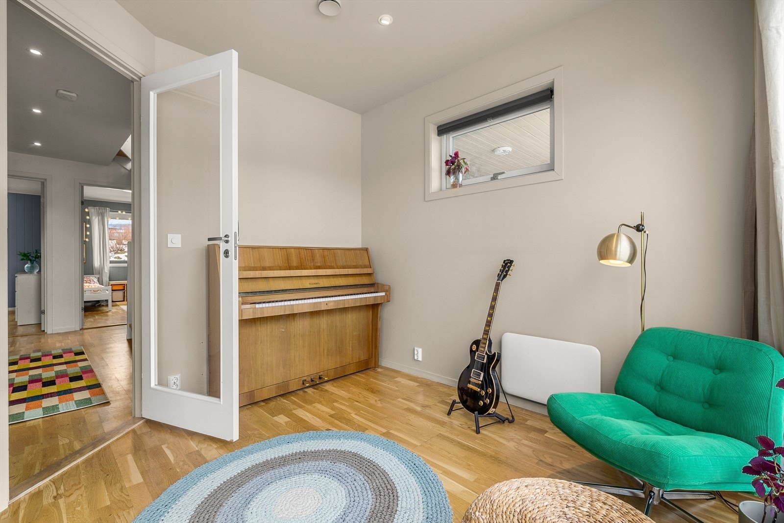 Totalt har boligen 3-4 soverom, hvor det fjerde i dag benyttes som tv-stue og ble ordnet i 2024 Galleribilde