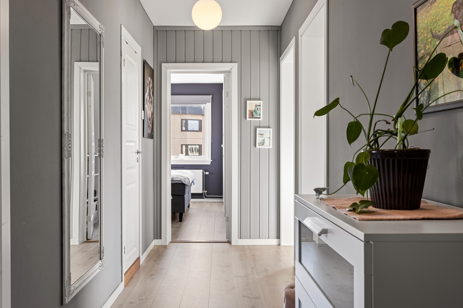 Romslig gang med god plass til omkledning Galleribilde