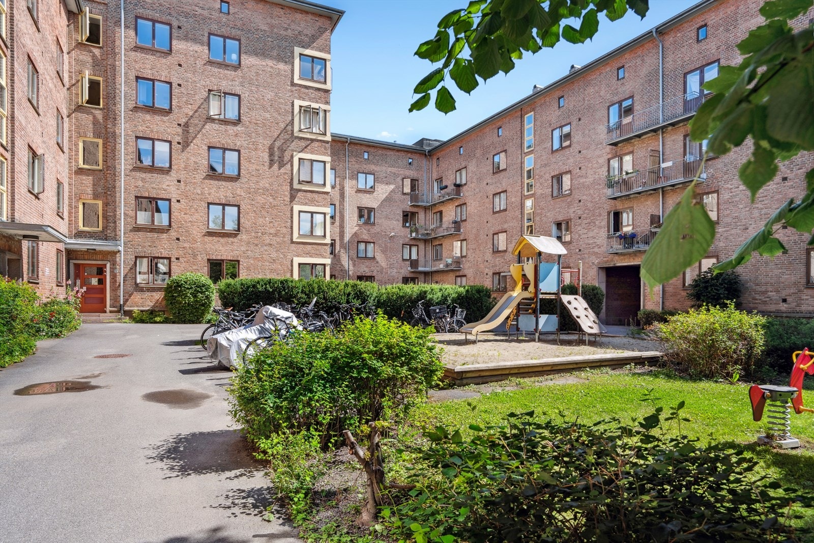 Hyggelige og grønne fellesarealer på sommertid Galleribilde