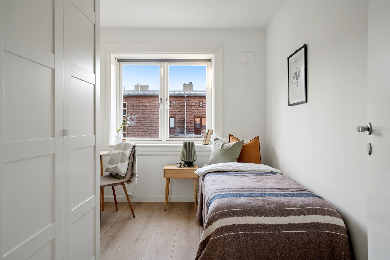 Her er det god plass for å møblere med seng, i tillegg til god lagringsplass i garderobeskap Galleribilde