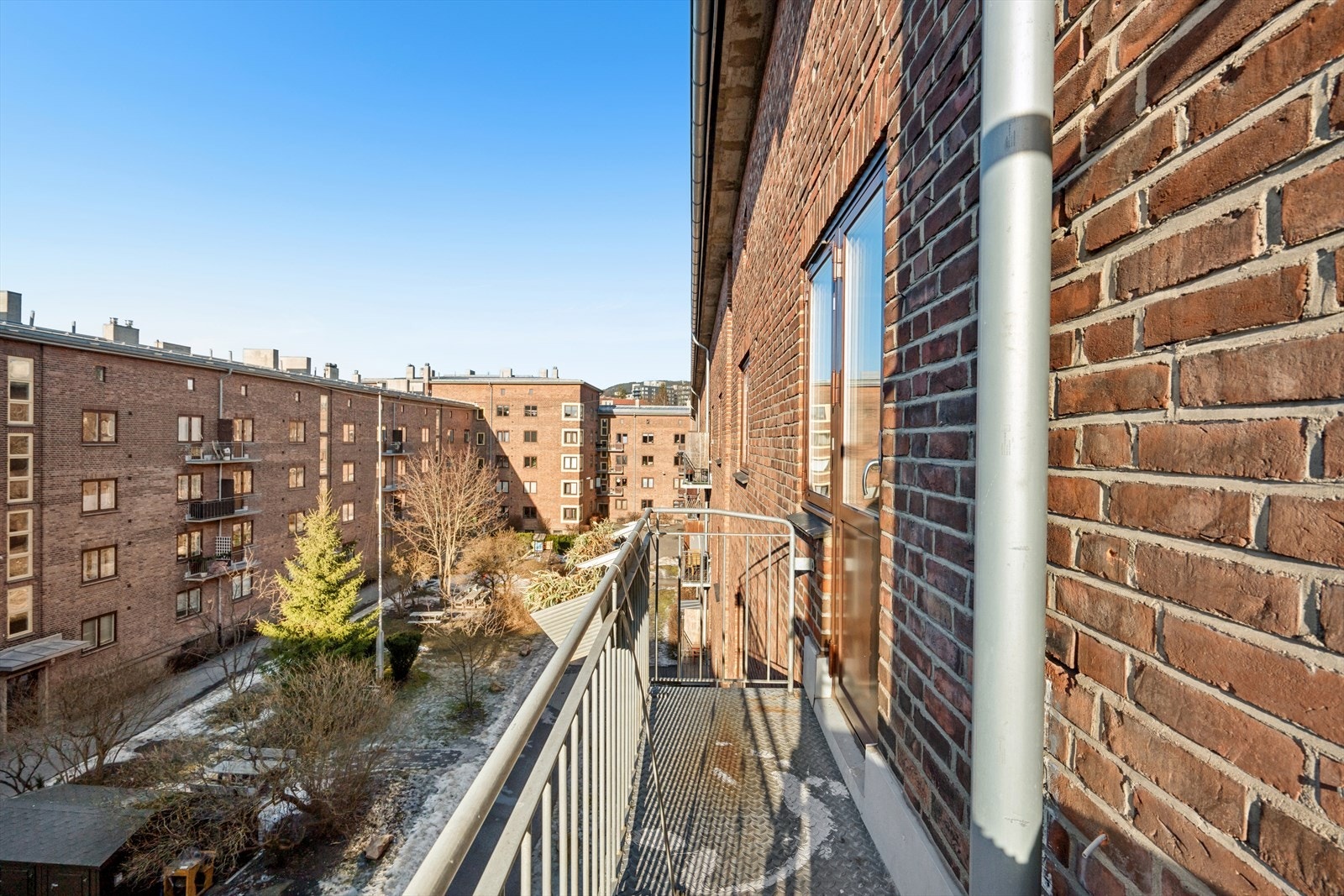 Fra soveværelset har man adkomst til en hyggelig brannbalkong som ligger tilbaketrukket mot bakgårdens rolige og frodige omgivelser Galleribilde